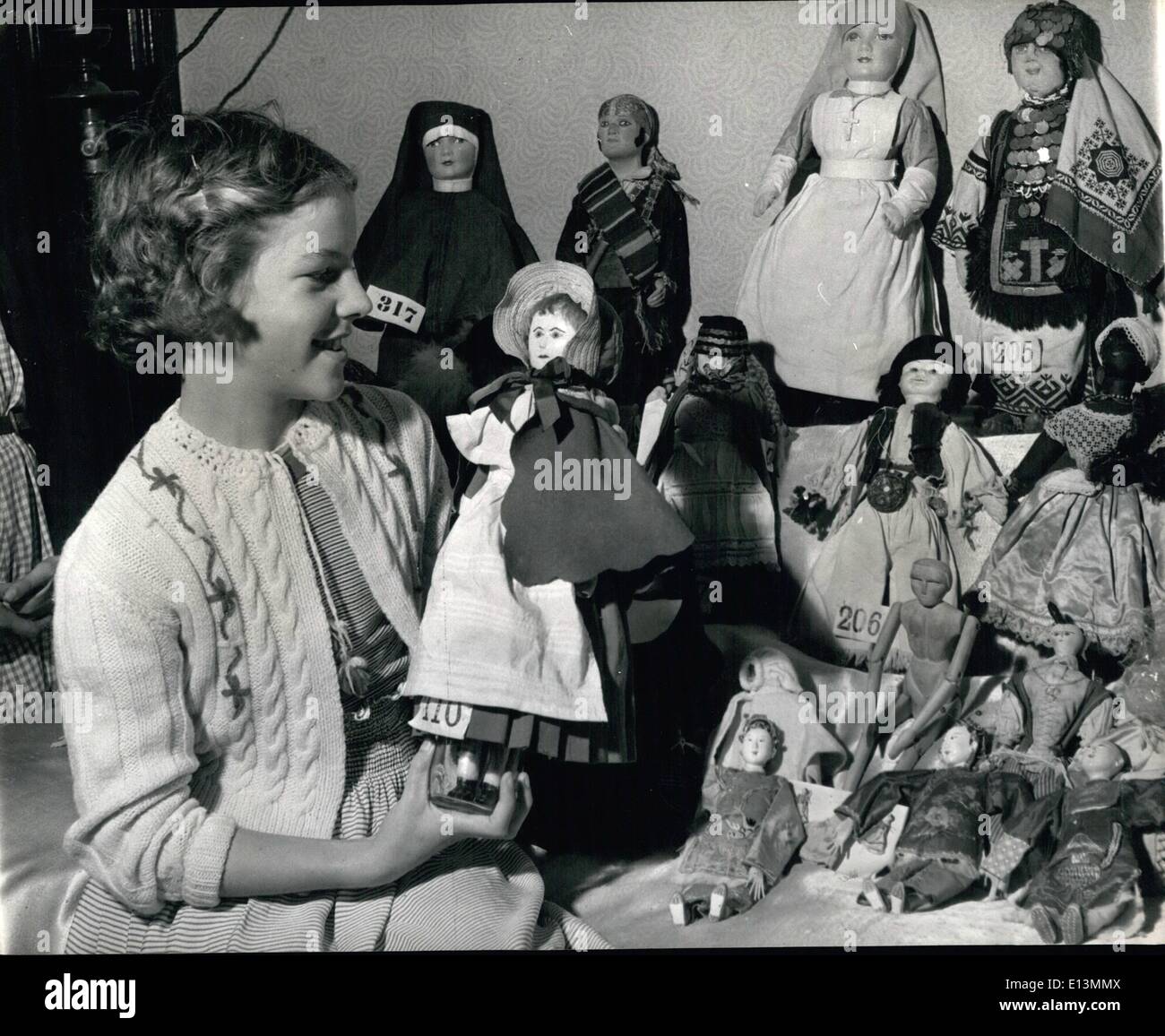 2. März 2012 - sind Puppen aus allen Ländern der Welt in der Sammlung vertreten. Wenig Jacqueline Nicholls bewundert ein 18. Jahrhundert hölzerne Puppe, die zweifellos der wertvollen Besitz eines Kindes von damals war. FRAU DE CLIFFORD UND IHRE FAMILIE VON 150 PUPPEN. Obwohl Frau de Clifford mittleren Alters ist sie nie verloren hat, ihre Liebe zu Puppen in ihrem Haus in West Norwood hat sie eine '' Familie '' 150 von ihnen und wie die meisten anderen Familien auf der Suche nach ihnen ist eine ganze Zeit Arbeit Stockfoto