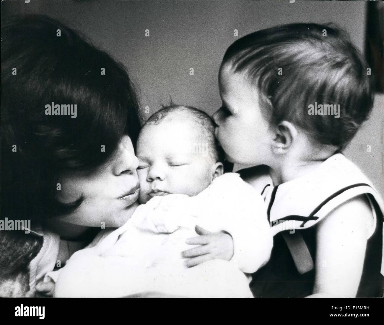 22. März 2012 - Joan Collins mit Tochter und neues Baby in New York: John Collins, der 30 nach Hollywood, um sein musste angesichts der Art von teilen ihre dunkle, sinnliche Schönheit cired, denn zur Zeit das Leben von New York Ehefrau und Mutter ist. Verheiratet mit Anthony (einmalige) - derzeit in seiner eigenen musikalischen erscheinen, das Brüllen der Schminke und die Shell (wählbar), floppte in London und erwies sich als durchschlagenden Erfolg in New York - Joan ist nun stolze Mutter von einem Mädchen und ein Junge: Tara, im Alter von zwei Jahren und sechs Wochen alten Alexander Sasha kurz genannt. Ein Kuss für das neue baby Stockfoto