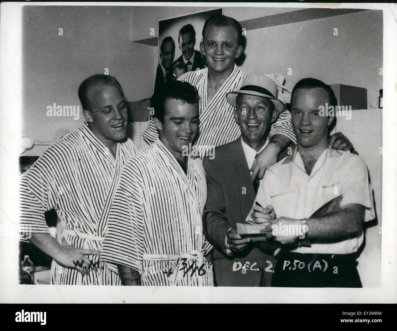 22. März 2012 - "Gib mir deine Söhne Autogramme. '' Bing Crosby fragt. Bis vor kurzem hatte Bing Crosby seine Söhne auf der Bühne noch nie gesehen. Und als er endlich mal aus, ihre Tat zu sehen, ging er hinter den Kulissen ihre Autogramme bekommen. Sie sind von links nach rechts: Dennis, Lincsev, Bing, Phillip und Gary. Stockfoto