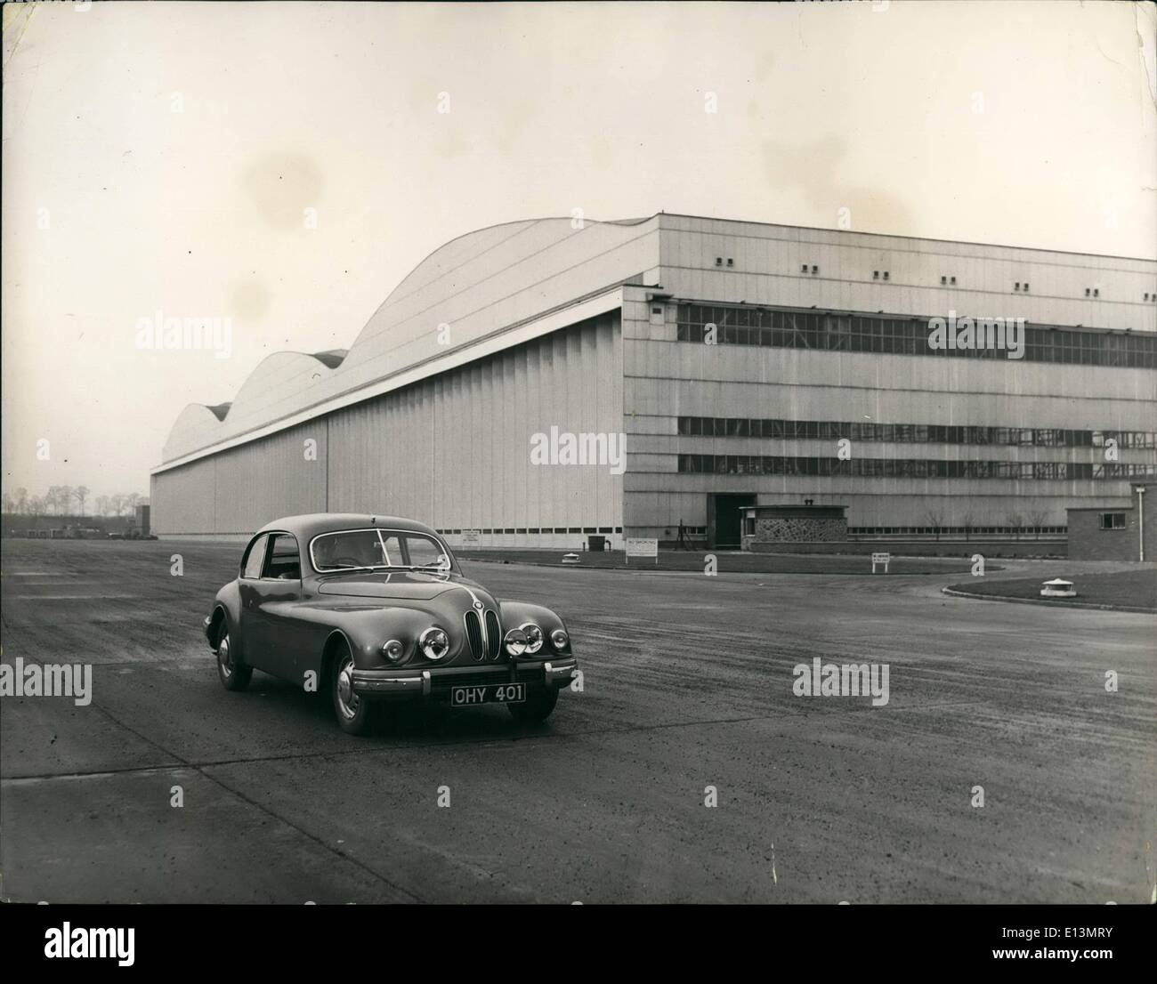 22. März 2012 - Heimat der Brabazon und Britannia. Außenansicht der gigantischen Montagehalle der Bristol Aeroplane Co. der größte Bau dieser Art in der Welt. Im Inneren sind die Bristol Brabazon, das größte zivile Land-Flugzeug der Welt, der Prototyp Britannia Ans daneben die zweite Britannia, das entsteht in Vorfertigung Form. Es ist eine drei-Bucht gerahmte Stahlkonstruktion. Die Masse von Windows in Verbindung mit Obergaden und Dach Beleuchtung verleiht komfortable Tageslicht Arbeitsbedingungen überall in das Gebäude durch das ganze Jahr über Stockfoto