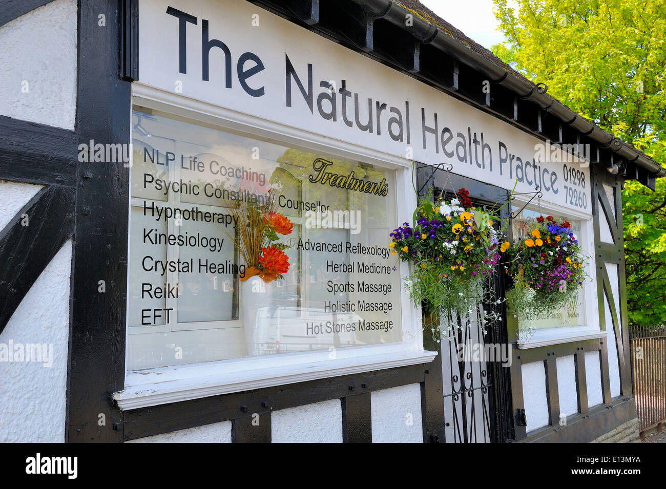 Buxton Derbyshire England UK. Natürliche Gesundheit-Praxis-Schaufenster Stockfoto