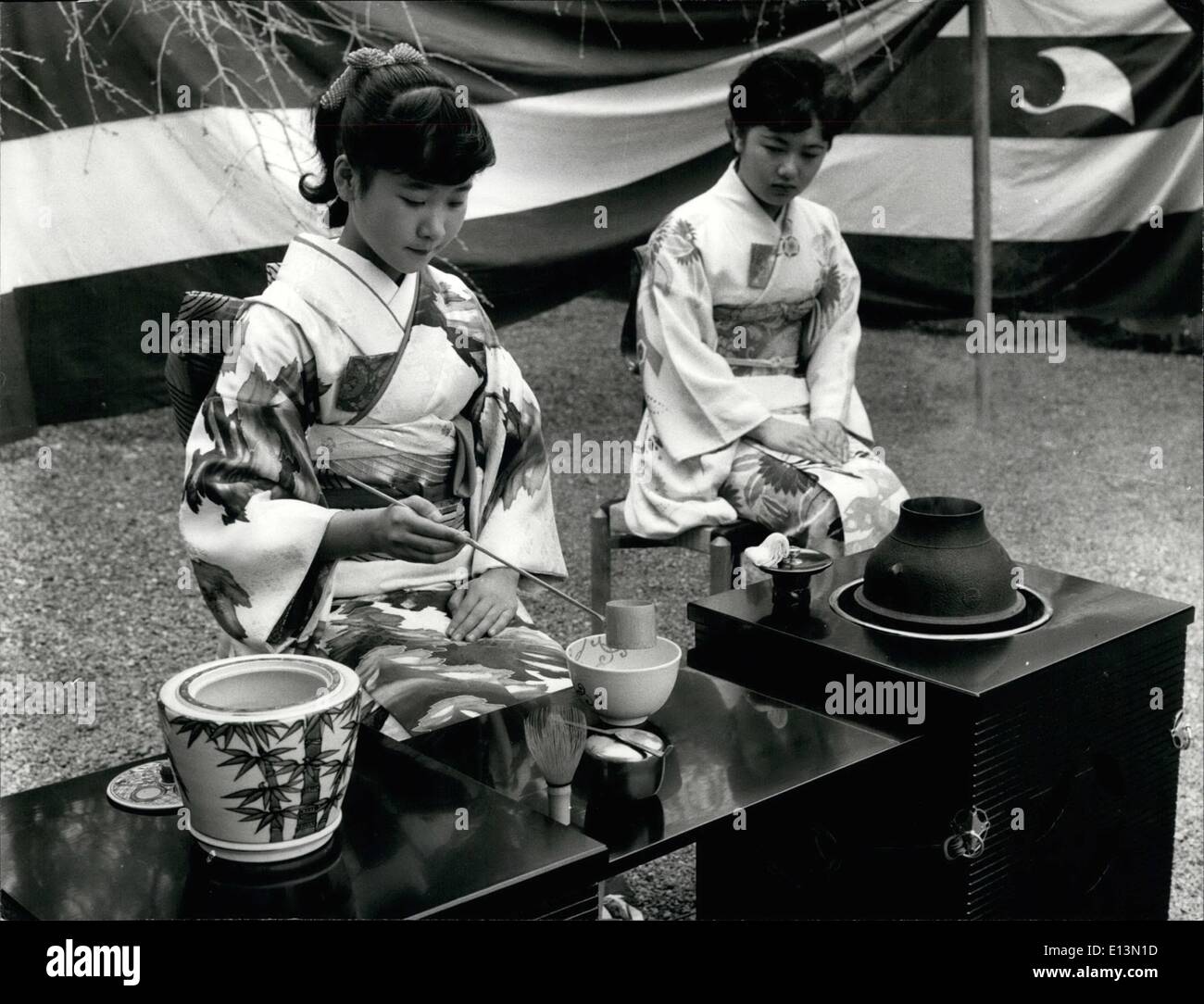 2. März 2012 - Frauen im Wandel der Zeit - OPS: zwei japanische in traditioneller Tracht Tee servieren. Japanische Frauen finde es praktischer, westlichen Kleid zu tragen, wie sie, - weitgehend angenommene - westlichen Wege, Methoden, Praxis angenommen haben. Die Tracht ist für besondere Feiern, Jubiläen und ähnliches getragen. 1975 Almasy/Keystone 25 Stockfoto