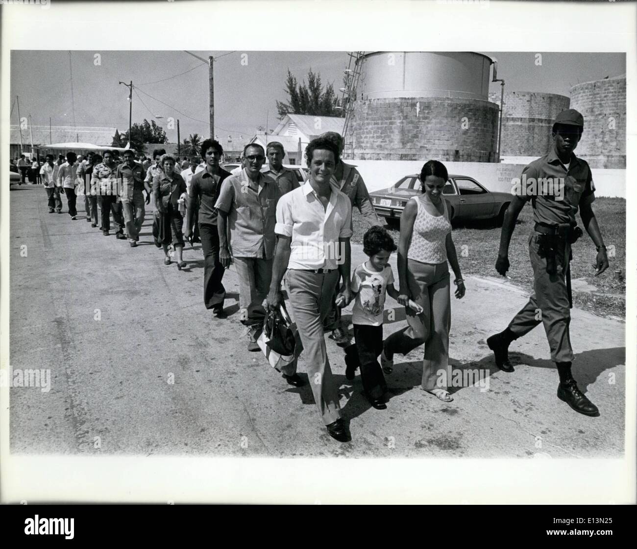 2. März 2012 - eine neu angekommene Gruppe von kubanischen Flüchtlingen werden vom Boot aus, das sie an ein Bereich überschritten, bevor die Verarbeitung von Beamten der Einwanderungsbehörde gestartet wurde. Foto wurde in Key West. Stockfoto