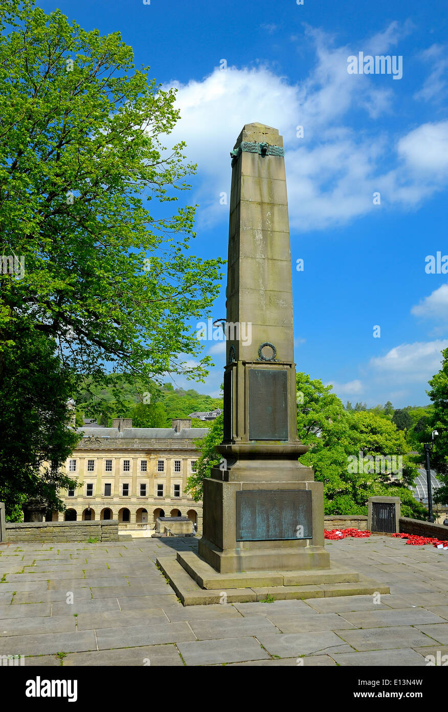 Buxton Kriegerdenkmal auf der Piste mit dem Halbmond im Hintergrund Derbyshire England UK Stockfoto
