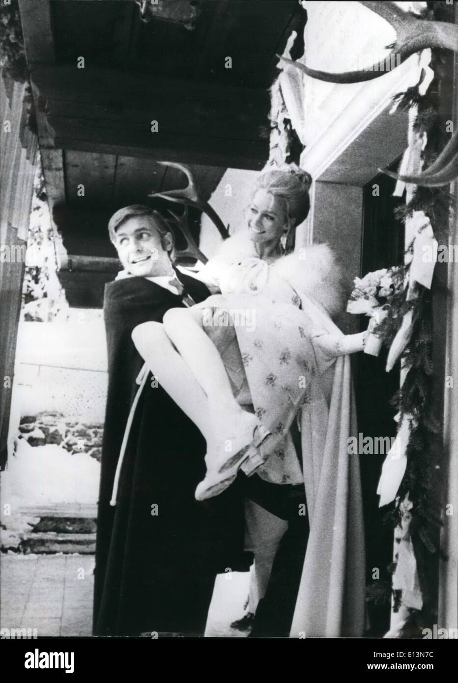 22. März 2012 - feierte seine dritte Ehe Deutschlands Playboy Nr. 1 Gunther Sachs. Nach der standesamtlichen Trauung in St. Moritz, Schweiz leitete er die zwanzig Jahre alte Schwedin Mirja Larsson zum Altar. Die Trauung fand auf dem Anwesen von Gunther Sachs am Brunnstein in der Nähe von Oberaudirf in Oberbayern. Nur Mitglieder der Familie und der Ehe Zeugen waren zur Hochzeit eingeladen. Gunthen Sachs wollte keine Empfindung. Stockfoto