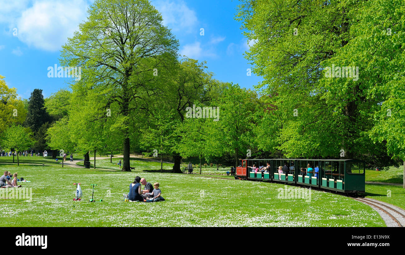 Miniatur-Eisenbahn in Buxton Pavilion Gardens Derbyshire England UK Stockfoto