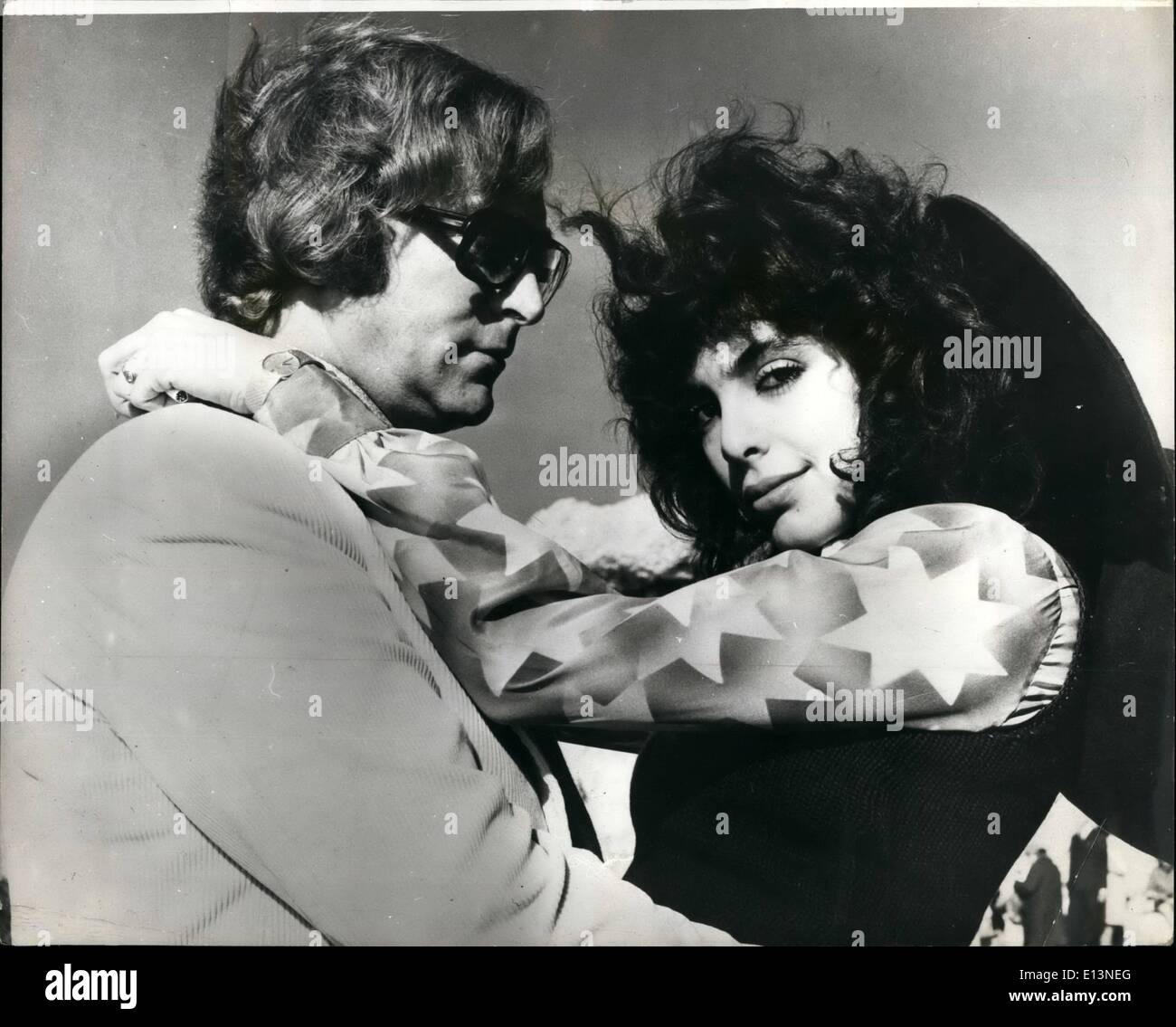 22. März 2012 - neuer Film in Malta gemacht. Regierungen mögen argumentieren, aber Filmproduktion geht auf in Malta, wo Produzenten Micheal Klinger, seinem Partner Michael Caine und Direktor und Regisseur Mike Hodges und eine britische Besatzung eine neue Comedy-Thriller "Zellstoff" zu machen. Michael Caine s erhalten Sie ein neues Mädchen, eine spektakuläre 5ft 9 Zoll 22 Jährige Brünette namens Nadia Cassini. Nadia, Tochter von zwei amerikanischen Tänzer Sänger studierte Ballett vor New York für Rom vor drei Jahren verlassen. Sinus dann die langbeinige Schönheit ist in italienischen Filmen prominent geworden. Stockfoto