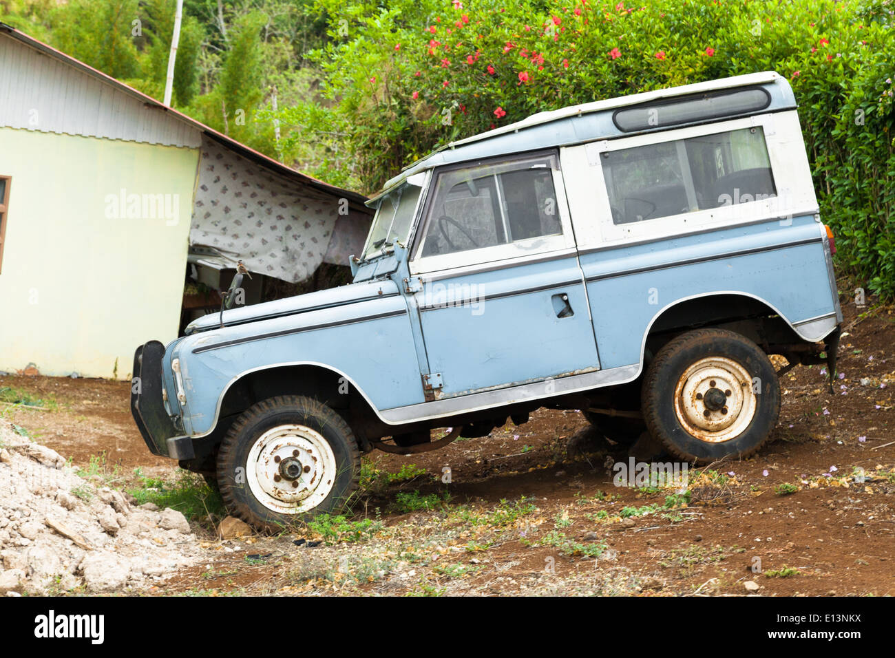 Jeep geparkt vor einem Haus, Costa Rica Stockfoto