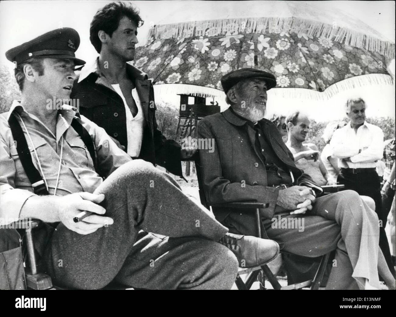 22. März 2012 - Foto zeigt Michael Caine, Sylvester Stallone und Regisseur John Huston während einer Pause von den Dreharbeiten. Stockfoto