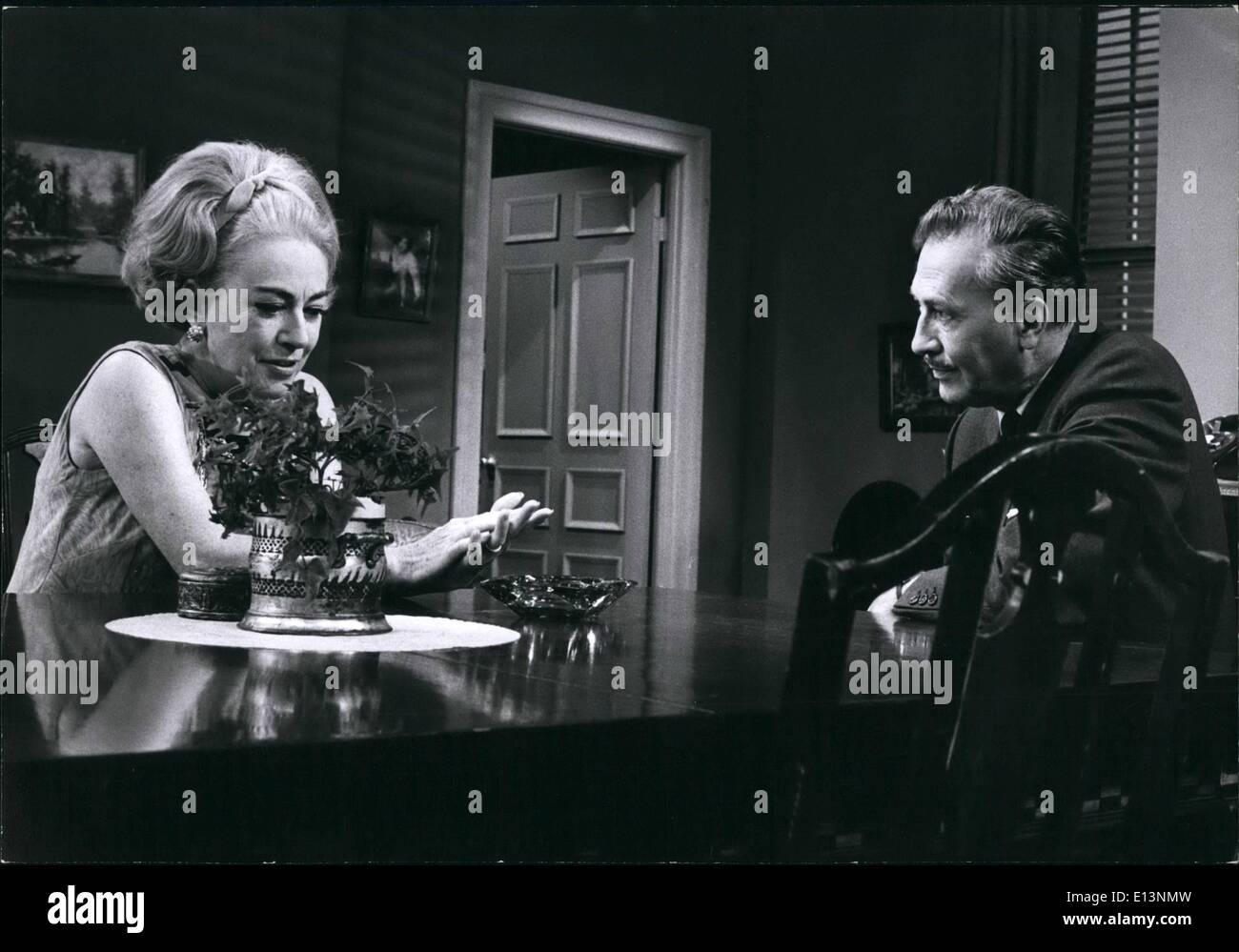 22. März 2012 - Joan Crawford als Joan Kane, spielen entgegengesetzte Jefferey Lynn in der Secret Storm, Roy Winsor Produktion, Regie: Gloria Monty. Stockfoto