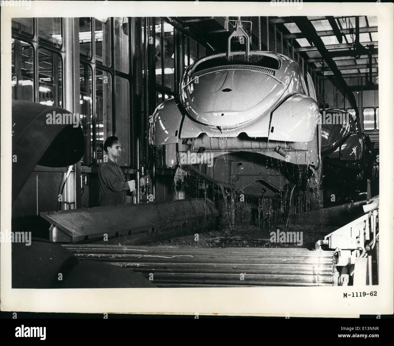 22. März 2012 - bekommt Long-Lasting Finish seinen Anfang, wenn Körper in Grundierung Punkt Bad eingetaucht ist. Drei weitere Schichten werden auf besprüht, bevor der Körper die Lackiererei verlassen. Stockfoto