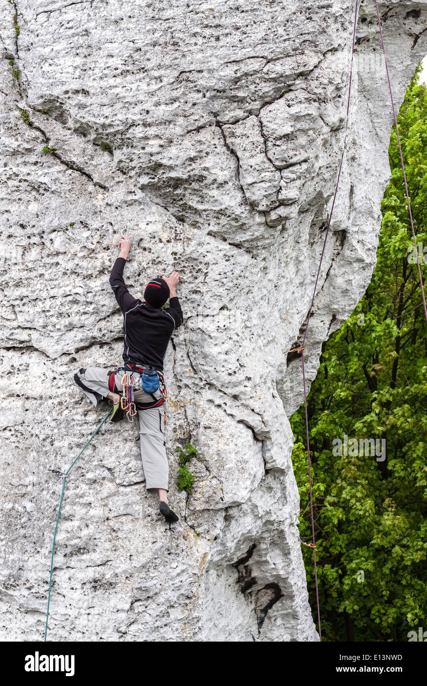 Mann-Kletterwand. Stockfoto