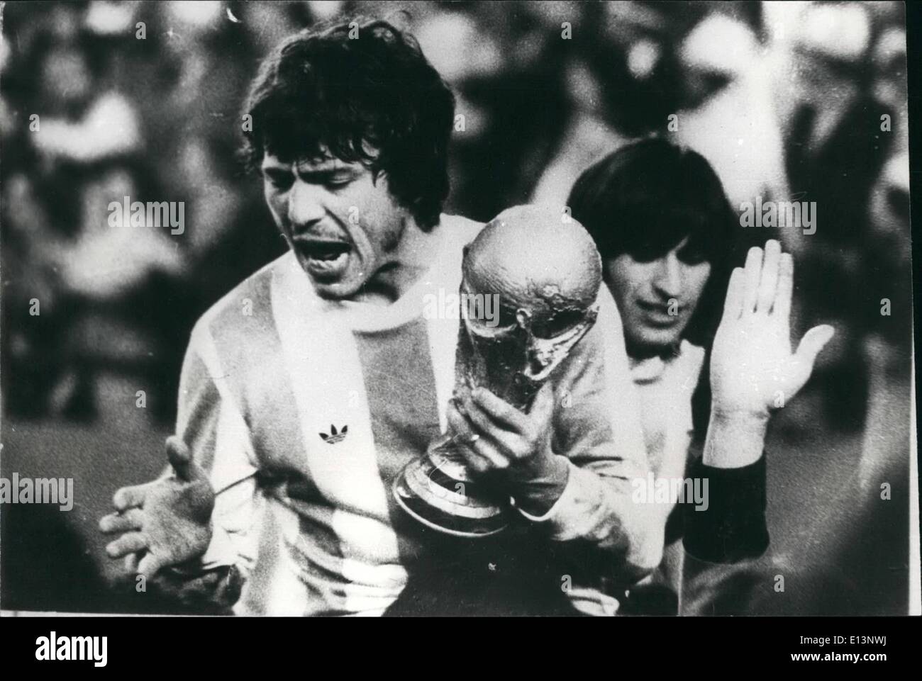 22. März 2012 - Argentinien gewinnt 1978 World Cup Soccer Meisterschaften Daniel Passarella, Kapitän der argentinischen Fußball-Nationalmannschaft mit der höchsten '' FIFA'' Trophäe nach seinem Team Weltmeister wurde. Stockfoto