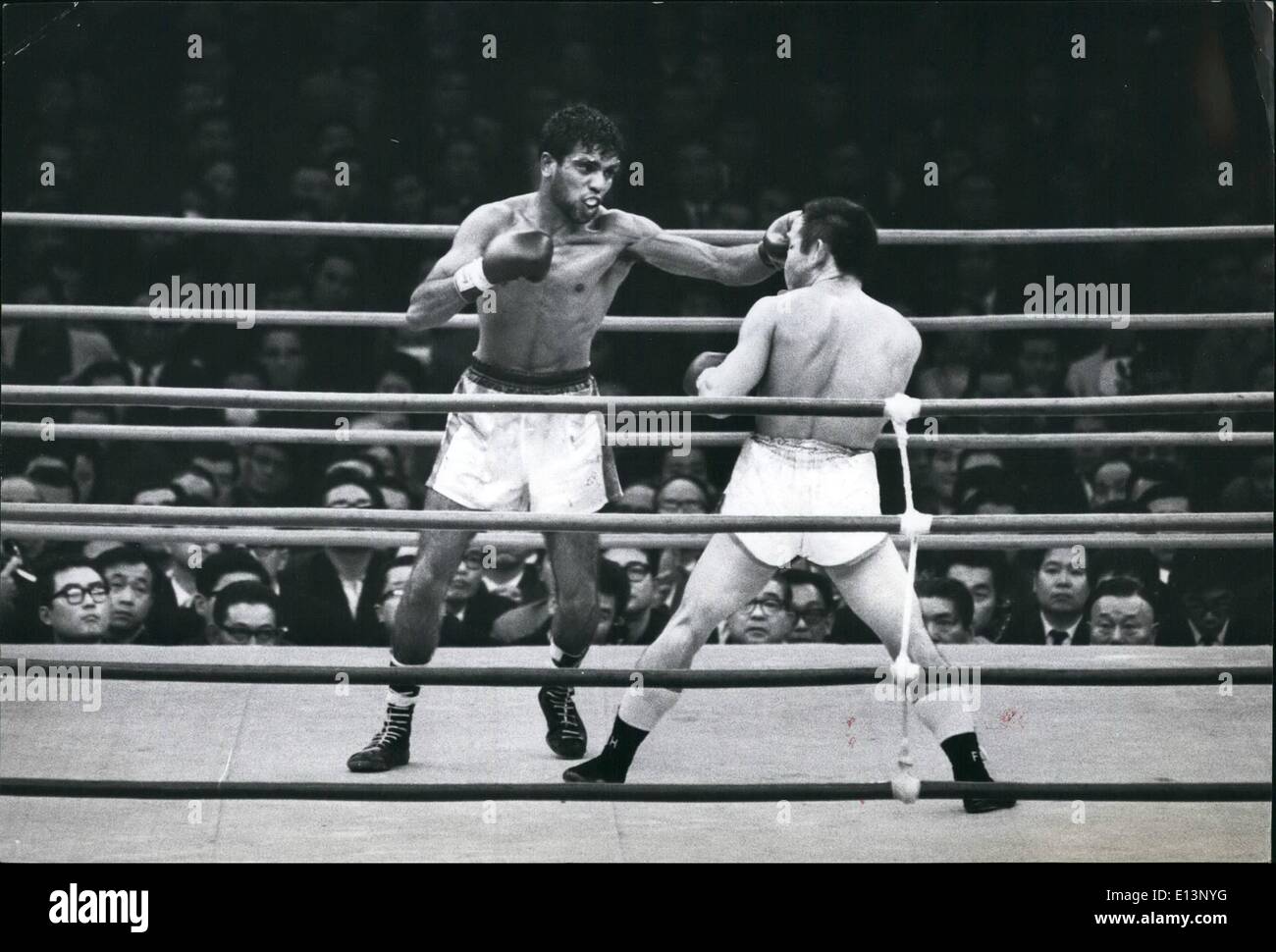 22. März 2012 - WM-Titel Match In Tokio. Australische gewinnt Bantam Krone: Lionel Rose, die australischen Aborigine-Boxer wurde der neue Weltmeister im Bantamgewicht nach einem Sieg über einstimmigen Beschluss '' Kampf '' Harada ny Dienstag Nacht (28 Feb) in Tokios Nippon Budokan (Martial Arts Hall) während ihrer 15-Runden bestreiten vor 8.000 Zuschauern und einer landesweit im Fernsehen übertragenen Sendung. Harada erlitt eine Knock-Down in der neunten Runde. Es war Rose es erste Riss in einem WM-Titel und gibt Australien einen Weltmeister zum ersten Mal in 14 Jahren Stockfoto