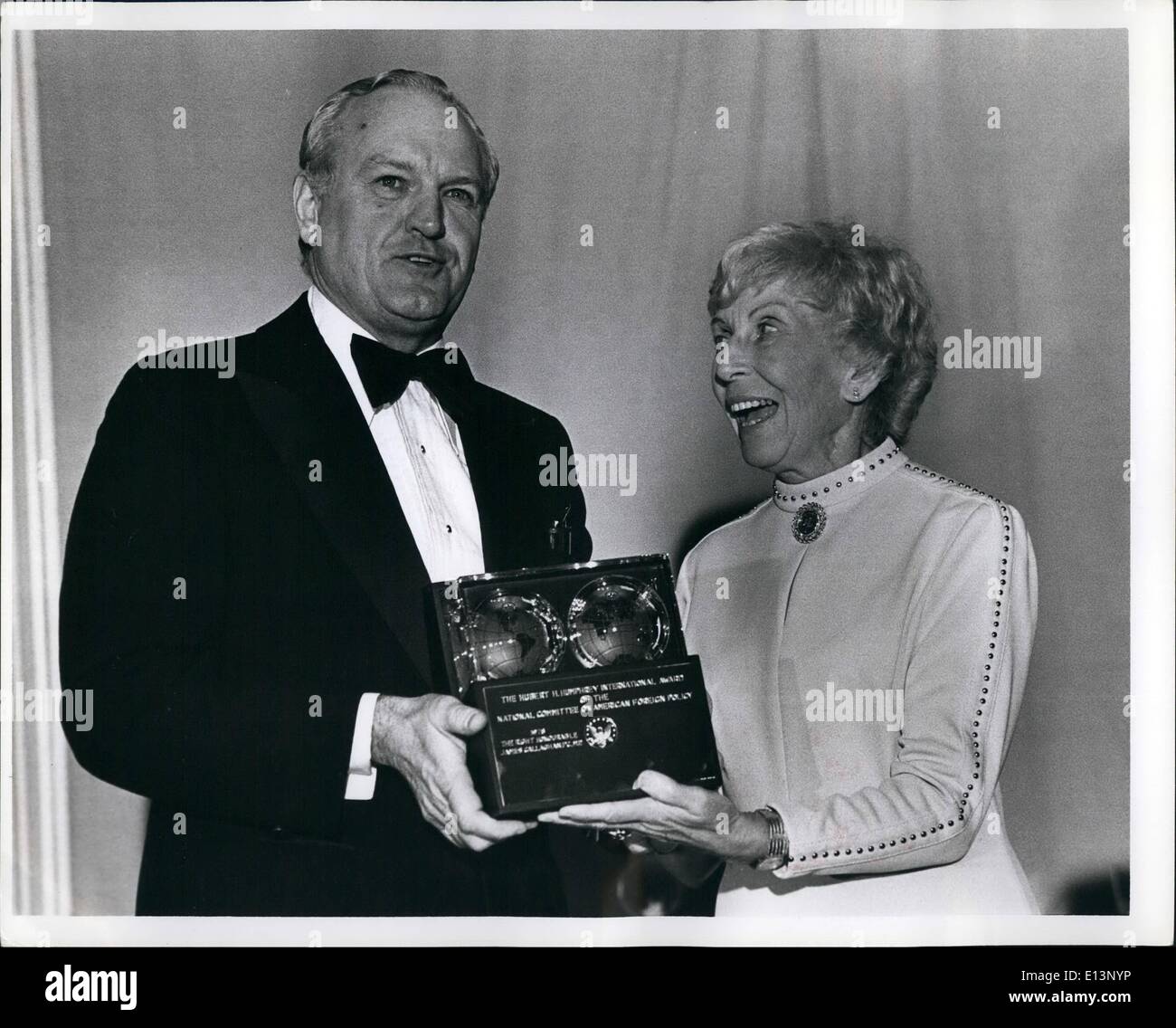 22. März 2012 - Hommage an Hubert Humphrey Abendessen, Waldorf Astoria 6/26/78-profitieren die Hubert H. Humphrey Institute of Public Affairs, University of Minnesota. Brit premier James Callaghan erhielt den ersten HHH internationalen Award des National Committee auf die amerikanische Außenpolitik. Das Foto zeigt Eugene Foley präsentiert die Hubert. H. Humphrey International Award für Dauerausstellung am Institut - Frau Mildred Humphrey. Präsident der Walt. Ausschuss zur amerikanischen Außenpolitik. Stockfoto