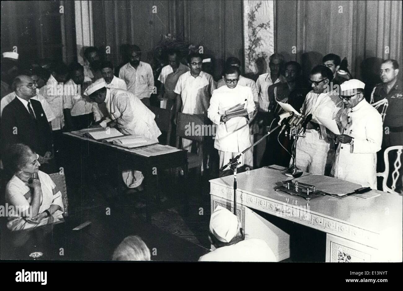 22. März 2012 - Mr Chandrjit Yadav, der neue Minister of State Incharge von Stahl und Minen, verwaltet der Cath Büro-und Geheimhaltung von Präsident Herr Fakhrudding Ali Ahmed bei Rastrap Ati Bhavan in Neu-Delhi am Donnerstagabend. Stockfoto