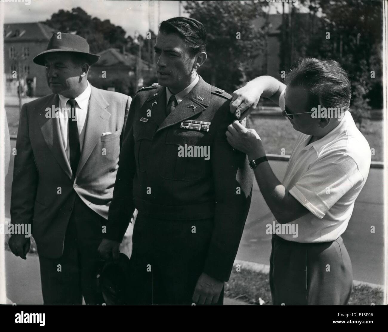 22. März 2012 - bevor Sie gehen vor der Kamera, hat Gregory Peck seine Herlin Abzeichen genäht um seine Uniform zu schützen. Links ist Broderick Crawford hat eine führende Rolle in dem Film: Gregory Peck-stars in neuen amerikanischen Film, der in Berlin.: alle Außenaufnahmen für die neue 20. Century Fox Film Nacht Personen vorgenommen wurden, in den Straßen von Berlin und die Innenräume werden später in den Studios in Hollywood gedreht werden. Die Geschichte des Films ist hochaktuell, basierend auf den Kampf zwischen Ost- und Westdeutschland und Nunnally Johnson Regie. Ein junger GI Stockfoto