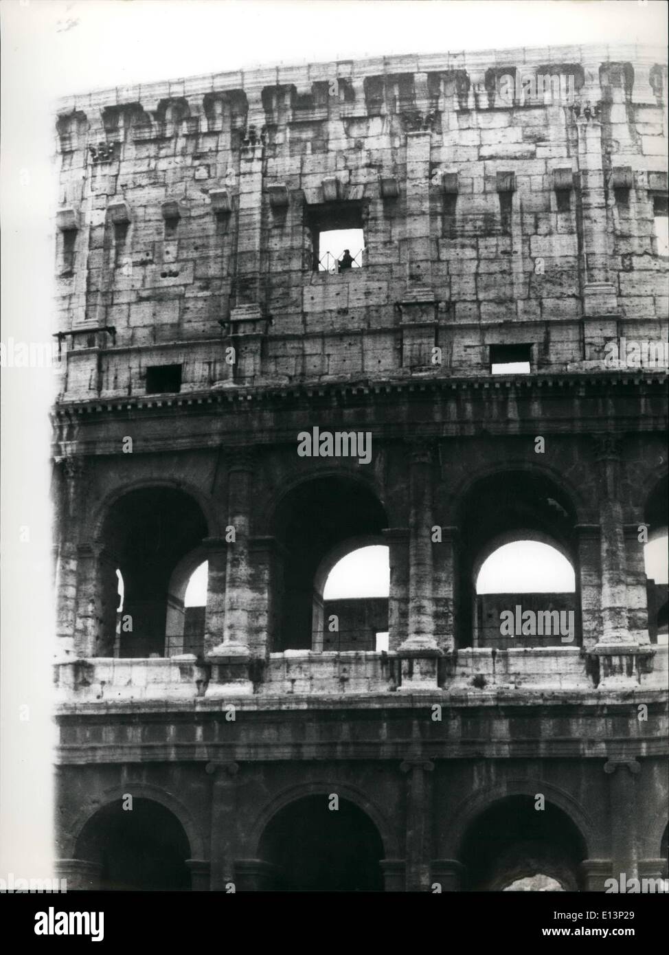 22. März 2012 - will er sich Rom - Flaminio Granelli einen Mann ohne Arbeit, mit der eine Familie zu ernähren, zu töten wollte, sich umzubringen, indem er sich vom Kolosseum entfernt. Er lebt mit ihrer Familie in einer Höhle, aber die Behörden sie in gemeinsamen Pension entfernen möchten. Flaminio Granelli ist müde werden unbesetzt und Glauben mit der Demonstration, dass Behörden Verständnis für seine Situation und seiner Familie helfen können. Ich möchte mein Leben, meine Kinder sollen Feuerwehrleute zu unterstützen und die Zeitungsmänner nach die Demonstration auf diese Weise kann sein, dass jemand helfen kann. Stockfoto