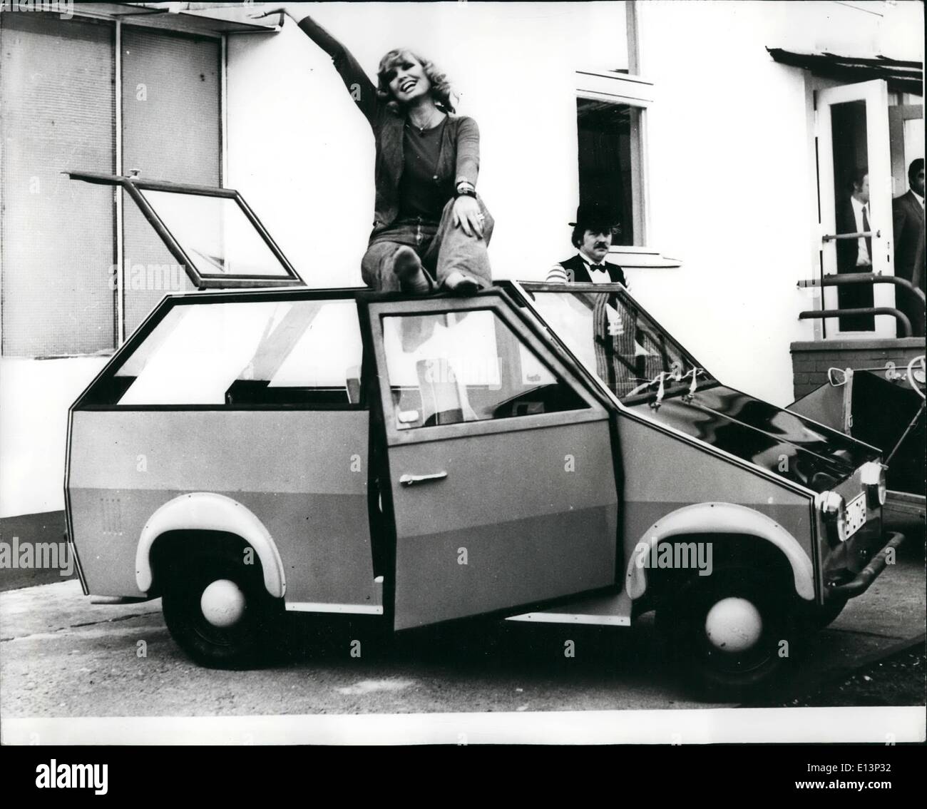 22. März 2012 - weltweit kleinste und sehr sparsamen Stadtauto: angenommen, die weltweit kleinste und wirtschaftlichste Stadtauto, hat gerade gezeigt in Berlin. den "Käufer" genannt, das Auto ist relativ teuer-It-Kosten DM 5400 (einschließlich Umsatzsteuer), aber seine Ersatzteile sind sehr günstig im Preis. zum Beispiel, der Preis für eine neue Stoßstange i DM 34, dass ein Schutzblech DM 9.80 oder eine Radkappe, DM 2,37. Es hat einen Zweitakt-Motor und nutzt 4,4 Liter Benzin für 100 Kilometer. Es ist von AWS Fahrzeugbau in Berlin hergestellt. Stockfoto