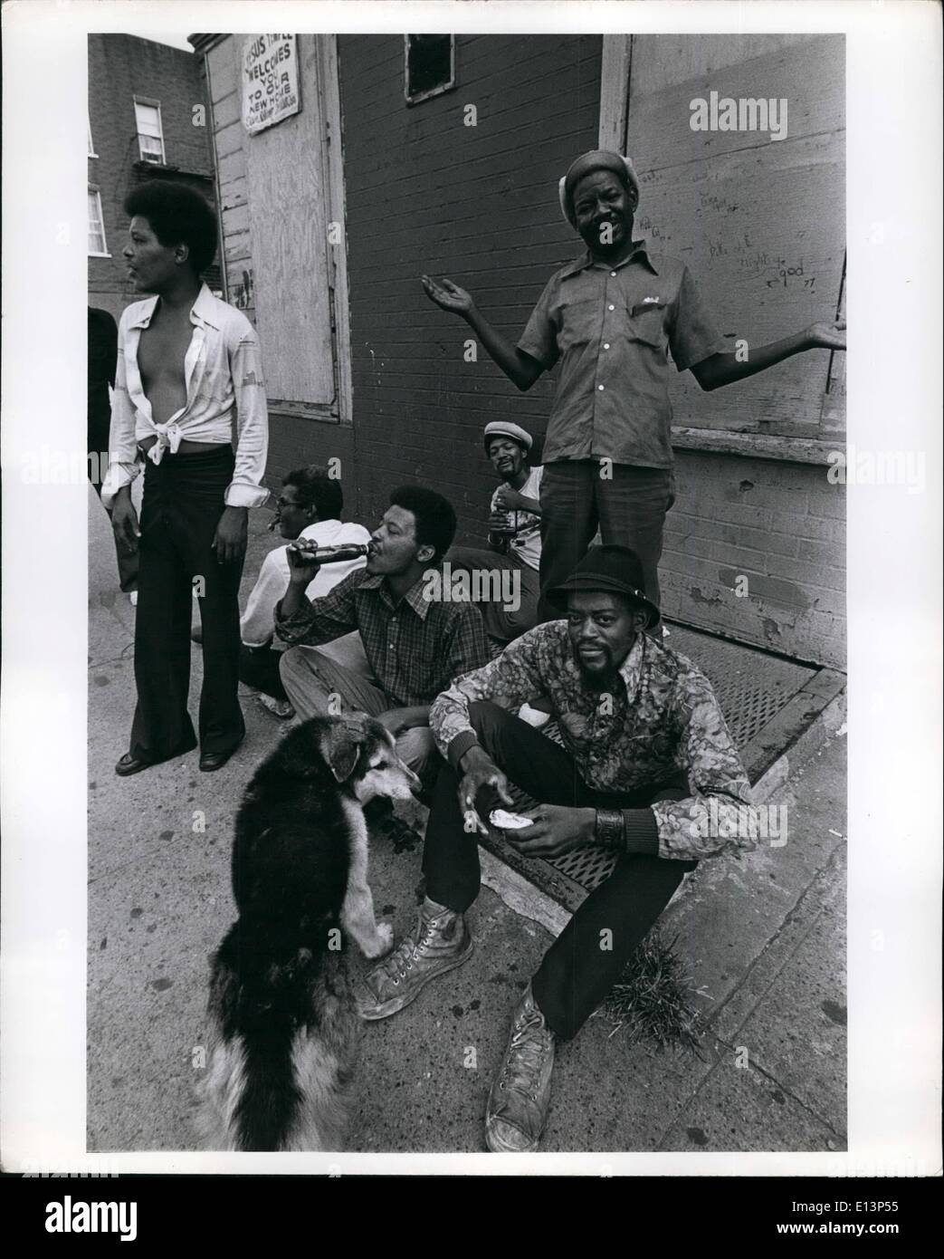 22. März 2012 - schwarze arbeitslos herumhängen trinken im Bushwich Abschnitt von Brooklyn Stockfoto