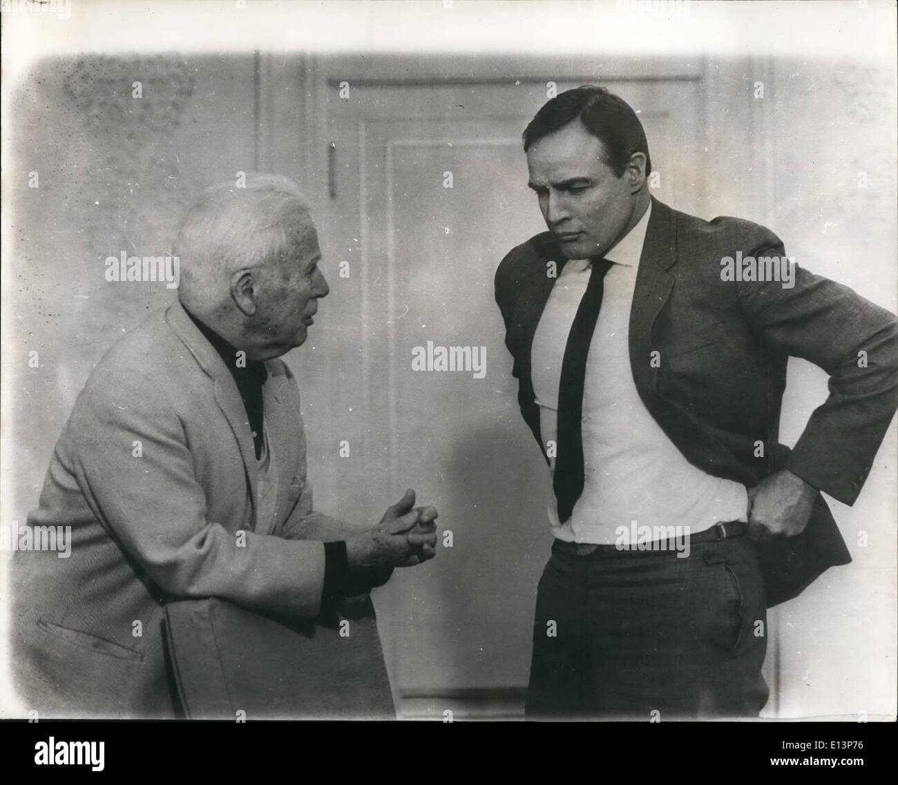 22. März 2012 - lenkt Charlie Chaplin, Sophia Loren und Marlon Brando. Im Pinienwald hat Dreharbeiten zum Chaplin-Film '' eine Gräfin von Hong Kong'' begonnen. Chaplin, den Film leitet die Sophia Loren und Marlon Brando Sternen, hat auch das Drehbuch geschrieben und komponiert Bühnenmusik. Foto zeigt: Charlie Chaplin und Marlon Brando. Stockfoto