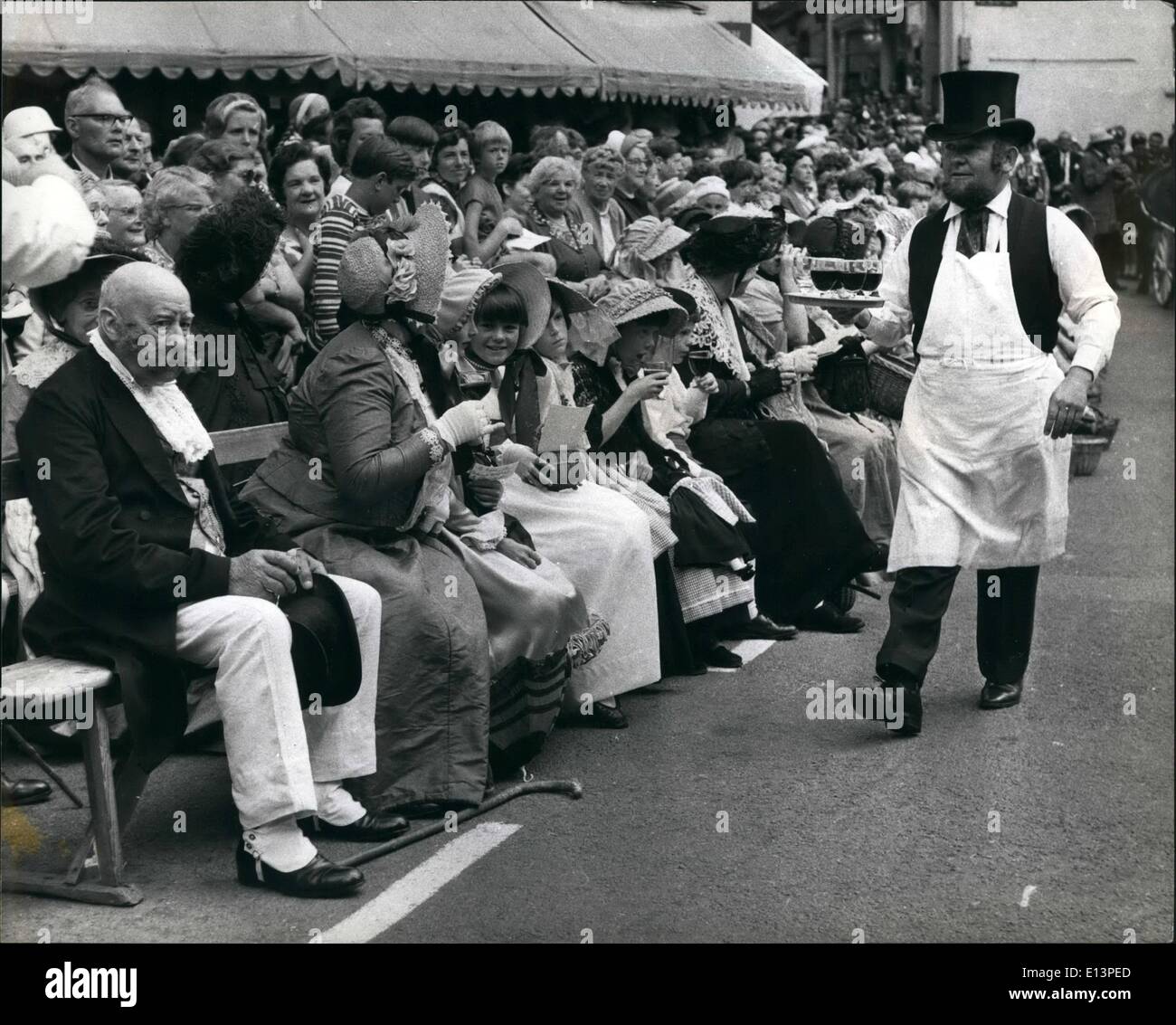 22. März 2012 - dient lokale Weinhändler Colin McCathie, im regency Kleid Wein zu den Zuschauern, Städter in Guernsey Tracht. Stockfoto