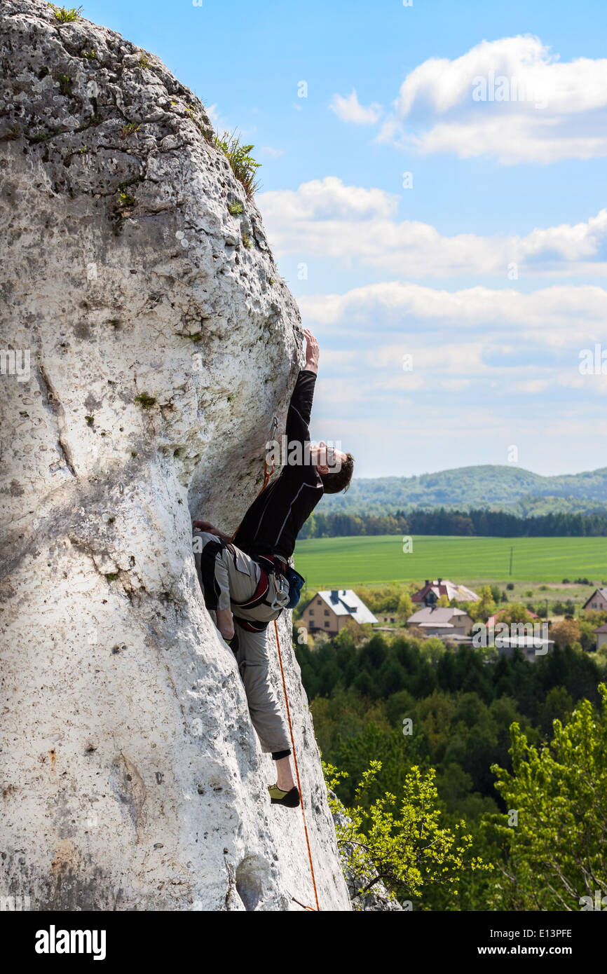 Mann natürlich schwierig Felswand klettern. Stockfoto