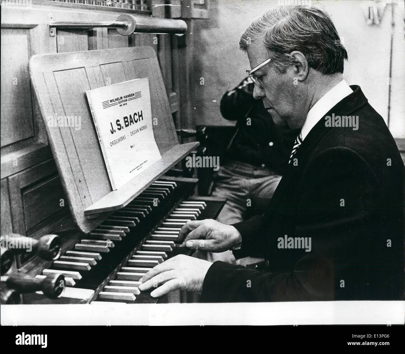 22. März 2012 - Helmut ist Bach: offenbar Helm Schmidt, lieber Bach, Strauss, Schmidt vor kurzem erhielt das Vertrauen seiner Landsleute weiterhin als Ministerpräsidenten der Bundesrepublik Deutschland. Foto zeigt hier, dass er die Orgel in einer dänischen Kirche während der kürzlichen Besuch in Dänemark spielt. Stockfoto