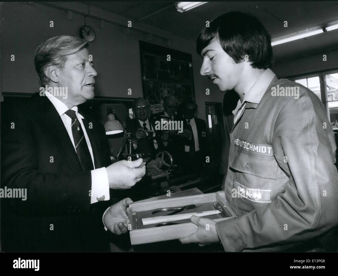 22. März 2012 - Bundeskanzler der Bundesrepublik Deutschland Helmut Schmidt besuchte der Kraftfahrzeug-Fabrik Mann in München-West-Deutschland: zu einem offiziellen Besuch Bundeskanzler Helmut Schmidt kam letzte Woche in München Westdeutschland Kfz-Fabrik man. Er beteiligte sich bei einem Workshop Treffen von 2000 Mann - Arbeiter. Nach seiner Adresse Helmut Schmidt beantwortet Fragen des Personals. Während seines Besuchs besuchte die Bundeskanzlerin der Bundesrepublik Deutschland zum Lehrling Abschnitt des Menschen wo ihm ein junger Lehrling mit dem Namen Helmut Schmidt eine Self-made Tool-Box bot Stockfoto