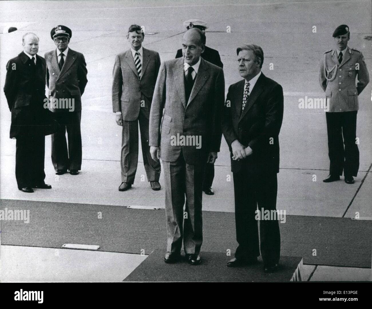 22. März 2012 - treffen GISCARD d ' Estaing und SCHMIDT IN HAMBURG/BRD: nur für ein paar Stunden...... am Abend des 23. Juni 1978 kam Valery Giscard d ' Estaing, Hamburg/Bundesrepublik Deutschland. Dort traf der französische Staatspräsident Bundeskanzler Helmut Schmidt für das Gespräch über verschiedene Probleme. Vor allem hätte diskutiert den kommenden EG-treffen in Bremen/BRD (6./7.July) sowie der wirtschaftlichen-Gipfel-Konferenz in Bonn in der Mitte Juli 1978. OPs: Präsident Giscard d ' Estaing (vorne links) und Bundeskanzler Schmidt am Flughafen Hamburg. Stockfoto