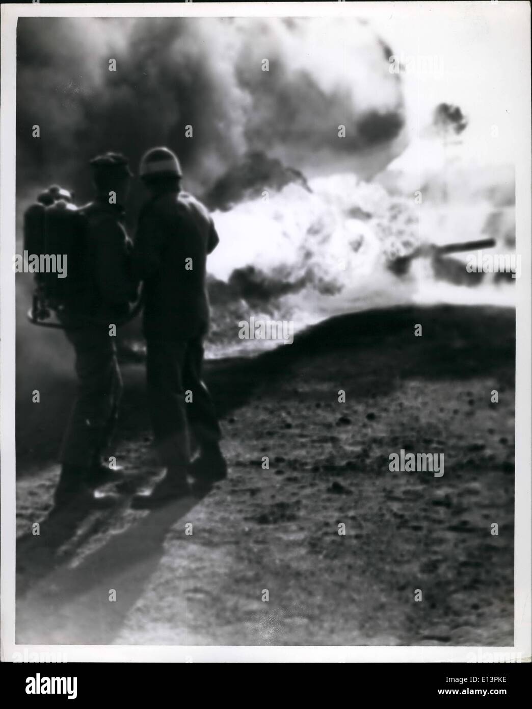 22. März 2012 - Camp LeJeune,N.C. MARINE CORPS rekrutiert entwickeln Bekämpfung Bereitschaft--mit ein Assist von seinem Seargeant-Lehrer, feuert junge Infanterie Trainee einen tragbaren Flammenwerfer auf einen angeschlagenen Tank Ziel Camp Lejeune, North Carolina. Verteidigung-Abteilung Foto (Marine Corps) Stockfoto