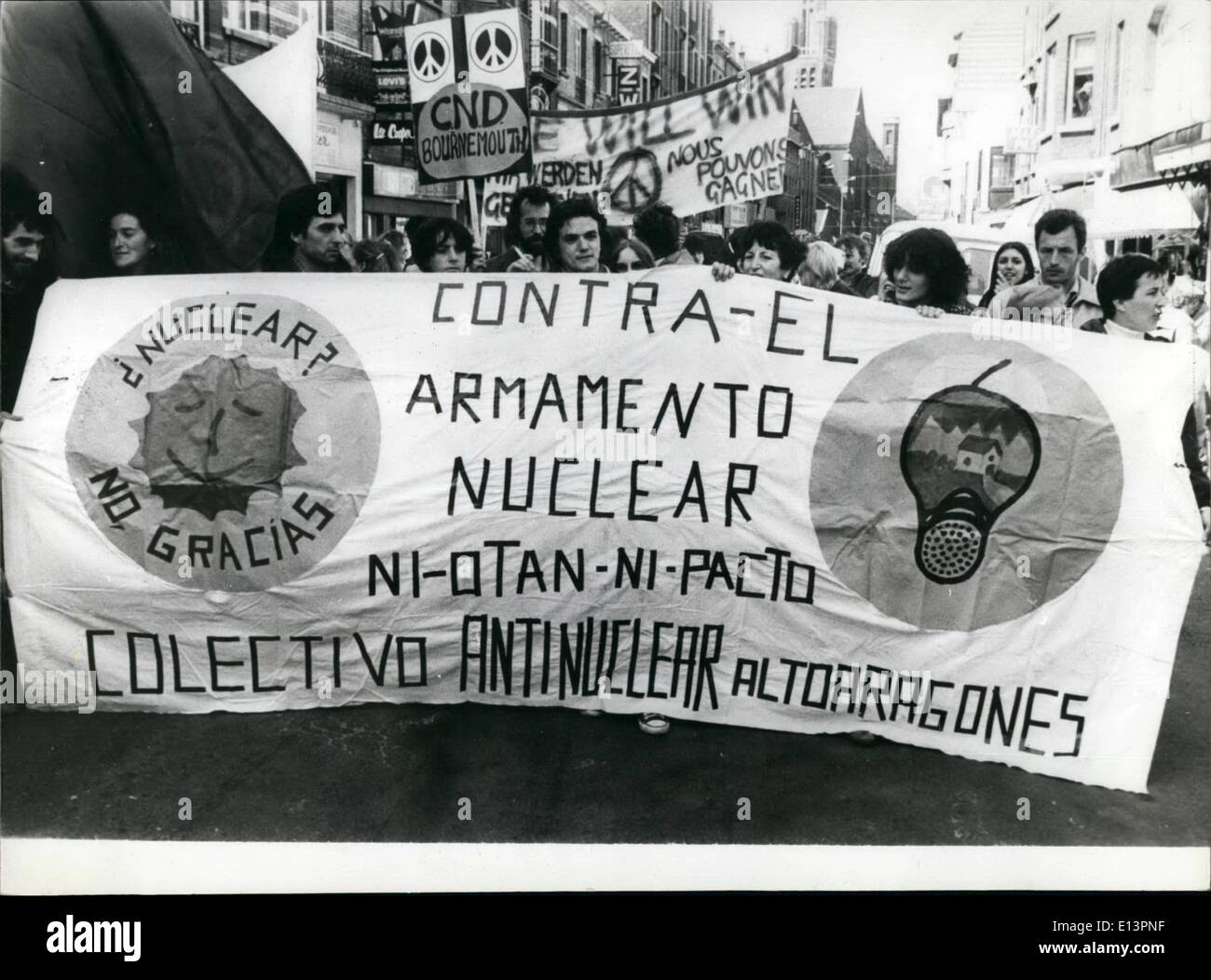 22. März 2012 - Protest März, NATO-Hauptquartier: Fast 600 Atomwaffe Gegner aus 6 Ländern Westeuropas und den USA am Samstag, den 18. von eine friedliche protest kann durch die Stadt Brüssel den NATO-Headquarter.The-Demonstranten eine Erklärung in der oberen Rand des Wettrüstens und die sofortige Aufnahme organisiert bis bedürfen der Konferenz von den USA gelieferten Länder West-Europa und den Ländern des Warschauer Paktes. Foto zeigt Demonstranten mit Banner. Stockfoto