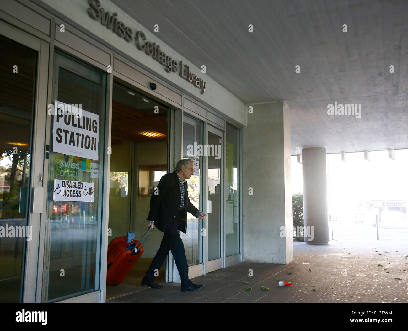 London, UK. 22. Mai 2014. Ein Bewohner verlässt ein Wahllokal in London, Großbritannien, 22. Mai 2014. Wahlen zum Europäischen Parlament startete am Donnerstag. (Xinhua/Yin Gang/Alamy Live-Nachrichten) Stockfoto