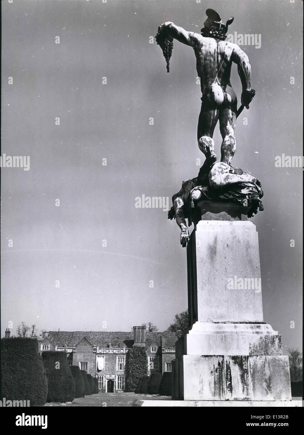 22. März 2012 - Gegenseite: Auf einer anderen Seite das Haus umfangreiche Rasenflächen eingeebnet besitzt, diese Statue von Pegasus und Medusa. Stockfoto