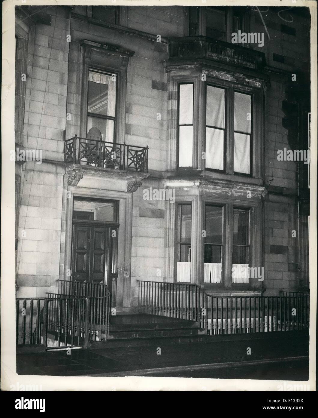 22. März 2012 - Merrett House in Edinburgh. Die erstaunliche Ronald Chesney wussten beide diese Häuser- und konzentrierte sich auf beide Untersuchungen zu ermorden. Oben (links) ist das Haus am 31, Buckingham-Terrasse in Edinburghs Westend - das Haus wo Chesneys Mutter, Frau Bertha Merrett tot aufgefunden wurde. Die gestrichelte Linie markiert die Wohnung, in der die Merretts lebten. Der heutige Besitzer des Stockfoto 22. März 2012 - Merrett House in Edinburgh. Die erstaunliche Ronald Chesney wussten beide diese Häuser- und konzentrierte sich auf beide Untersuchungen zu ermorden. Oben (links) ist das Haus am 31, Buckingham-Terrasse in Edinburghs Westend - das Haus wo Chesneys Mutter, Frau Bertha Merrett tot aufgefunden wurde. Die gestrichelte Linie markiert die Wohnung, in der die Merretts lebten. Der heutige Besitzer des Stockfoto