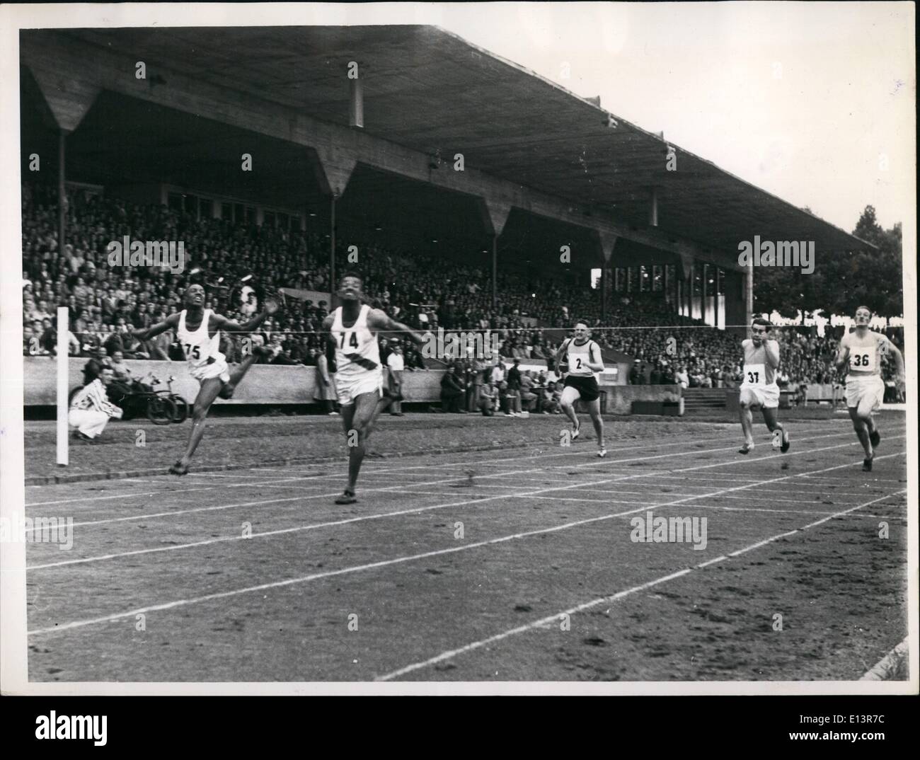 27. März 2012 - Leichtathletik aus drei Nationen in Nürnberg. Nürnberg-Stadion war Schauplatz der Leichtathletik-Wettbewerbe der drei Nationen zwischen Teams der amerikanischen, britischen und französischen Streitkräfte. Dieses Treffen zum ersten Mal im Jahre 1950 in Stuttgart wurde nun wiederholt. Der Amerikaner siegten mit dem Großteil der Wettbewerbe. Keystone München exklusive Bild 100 Meter: Ralph Butler, USA (mittlere Spur) 10,3 Sek. Abraham Butler, USA (links) 10,4 sec Edwardson, England (rechts) 10,6 sec Stockfoto