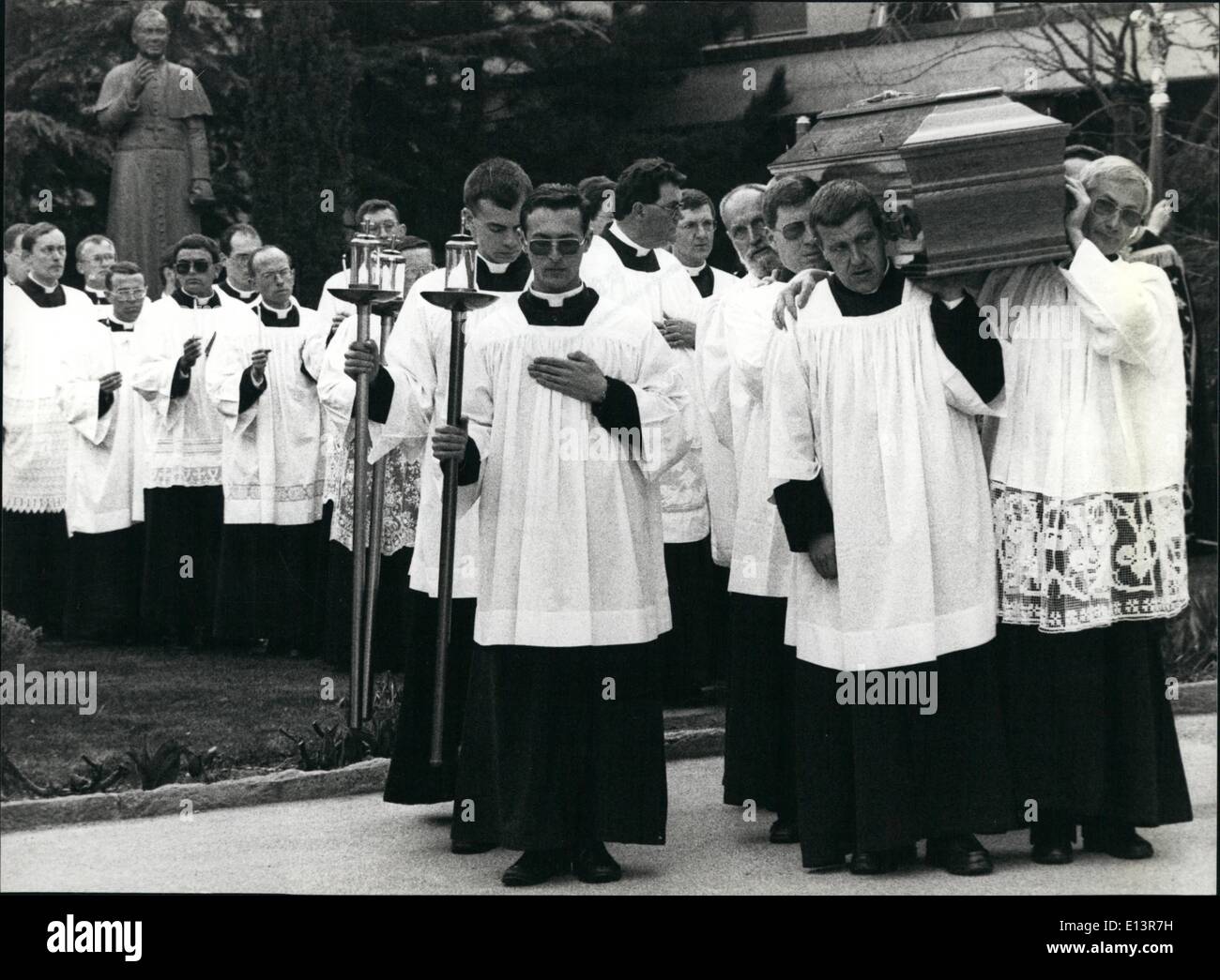 27. März 2012 - Beerdigung von Erzbischof Marcel Lefebvre. Der Sarg von Monseigneur Marcel Lefebvre, Gründer der priesterlichen Brüderlichkeit der Pius X, von seinen Priestern zu Jahresbeginn die Trauerfeiern am 2. April in Econe (Schweiz) durchgeführt. Die Gemeinde Zukunft ruht nun auf ihren Schultern. Stockfoto