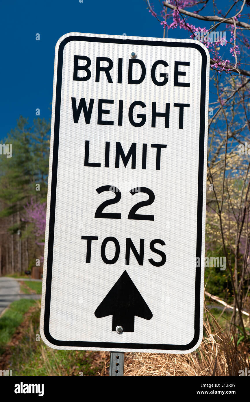 "Brücke Gewicht beschränken 22 Tonnen" Verkehrszeichen. Stockfoto