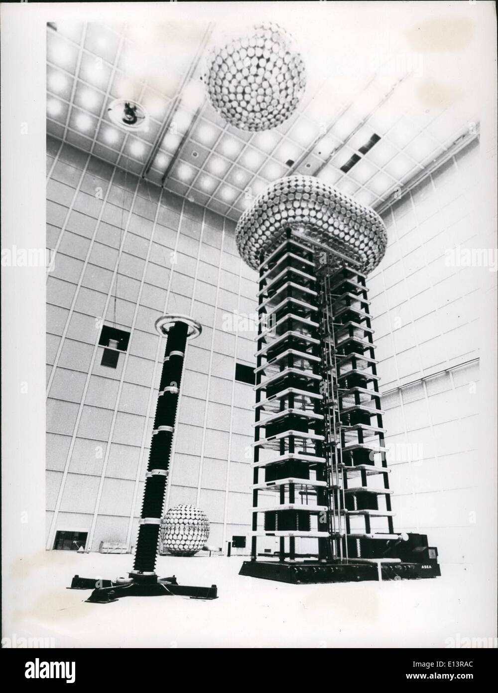 22. März 2012 - ein 6.400.000-Volt Impulsgenerator, einen vorderen Kondensator Ans testet ein Spannungsteiler für Überschlag auf ein Turmteil. Stockfoto