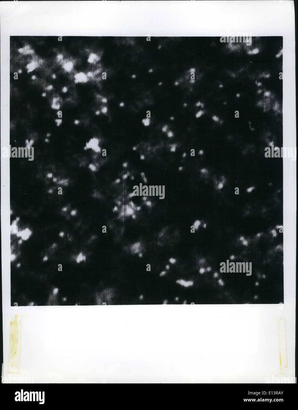 22. März 2012 - film Bilder von Uranatome (helle Flecken) auf eine dünne Kohlenstoff ein Zehntel von einem Millionstel Zoll dick. Vergrößerung ist 7,5 Millionen Mal. Mittels eines der atomarer Auflösung scannen Getriebe Elektronenmikroskope entwickelt an der Universität von Chicago erhalten. Stockfoto