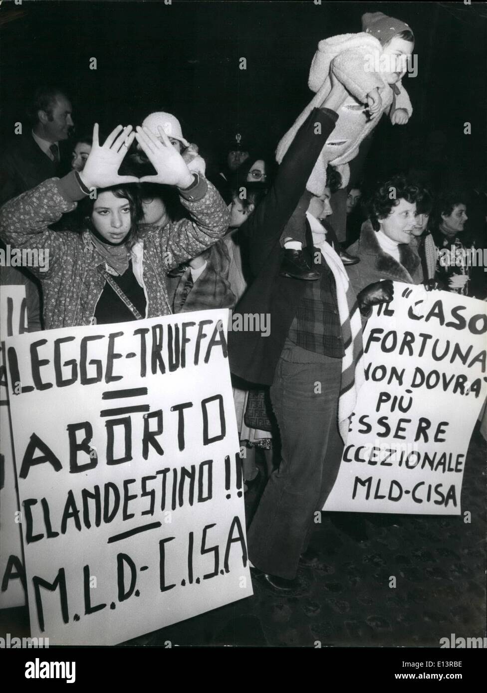 22. März 2012 - Abtreibung Rallye - teilgenommen viele Demonstranten eine Kundgebung organisiert durch die Feminine Bewegung vor dem Parlament ein Gesetz einzuführen die freie Abtreibung in Italien gefragt. OPS: Frauen mit ihren verschiedenen Postern während der Rallye gesehen. Stockfoto