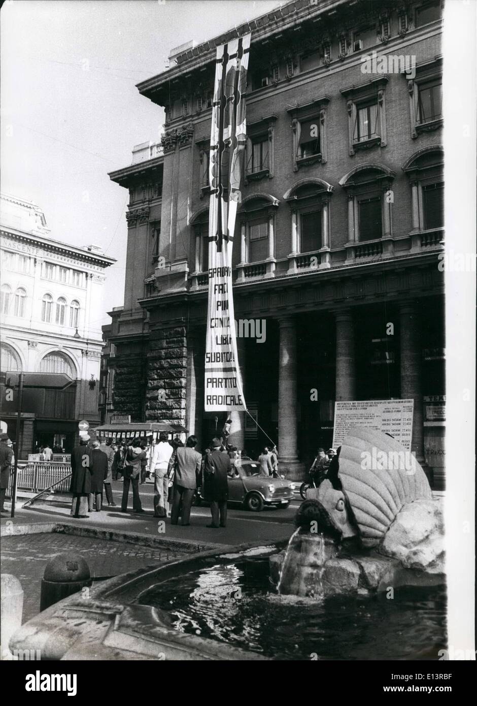 22. März 2012 - zeigte eine Gruppe von Mitgliedern der radikalen Partei einen nicht autorisierte Banner vor dem Büro des Ministerpräsidenten Aldo Moro, behauptet die Freisetzung von radikalen Führer Gianfranco Spadaccia, die in Florenz über den Fall der Klinik inhaftiert worden ist, wo die illegale Abtreibungen praktiziert wurden. Stockfoto