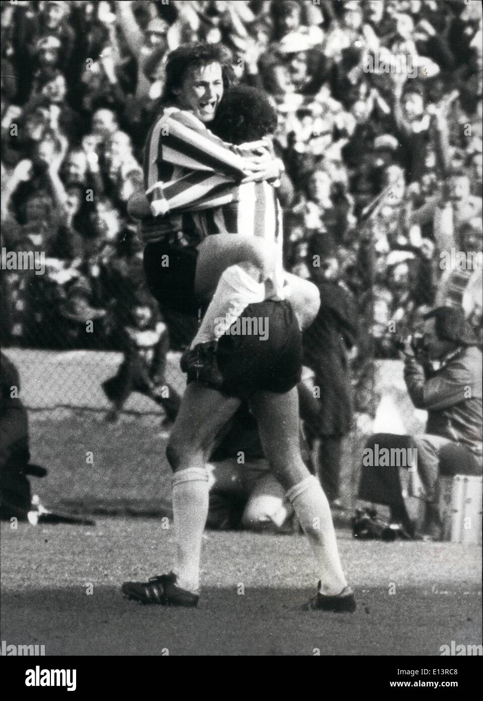 27. März 2012 - Huggers: Nach dem zweiten Weltkrieg Stil Fußball-Spieler Verhalten auch hier gezeigt, wie Paul Gilchrist von Southampton ist auf diese Weise von einem seiner Teamkollegen gratulierte. Stockfoto