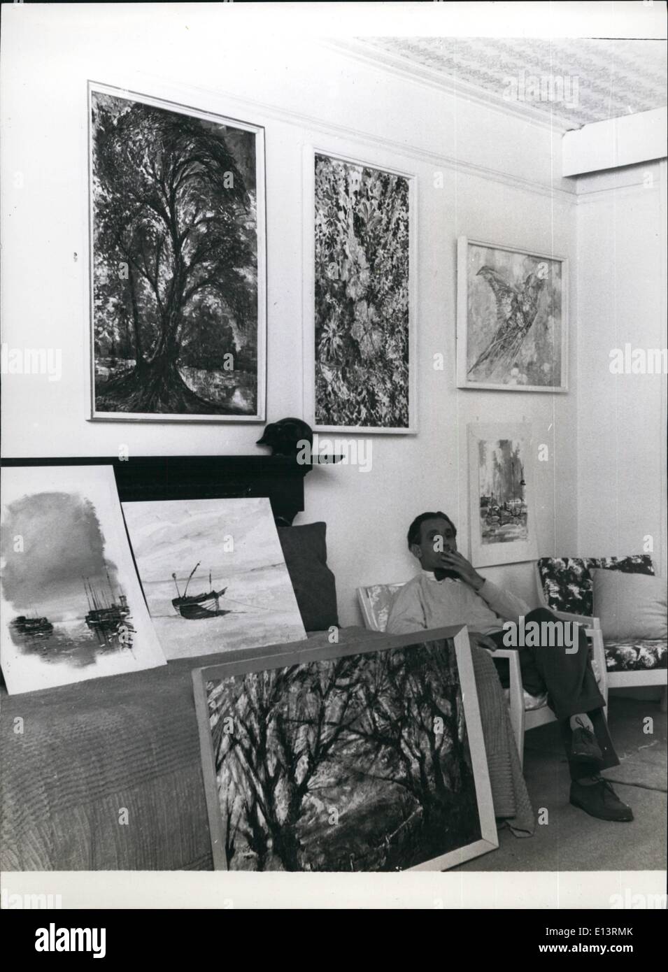 27. März 2012 - Ausstellung von Zellulose Gemälde: Herr Mann sitzt neben einige seiner Gemälde auf Ausstellung in South Kensington. Stockfoto
