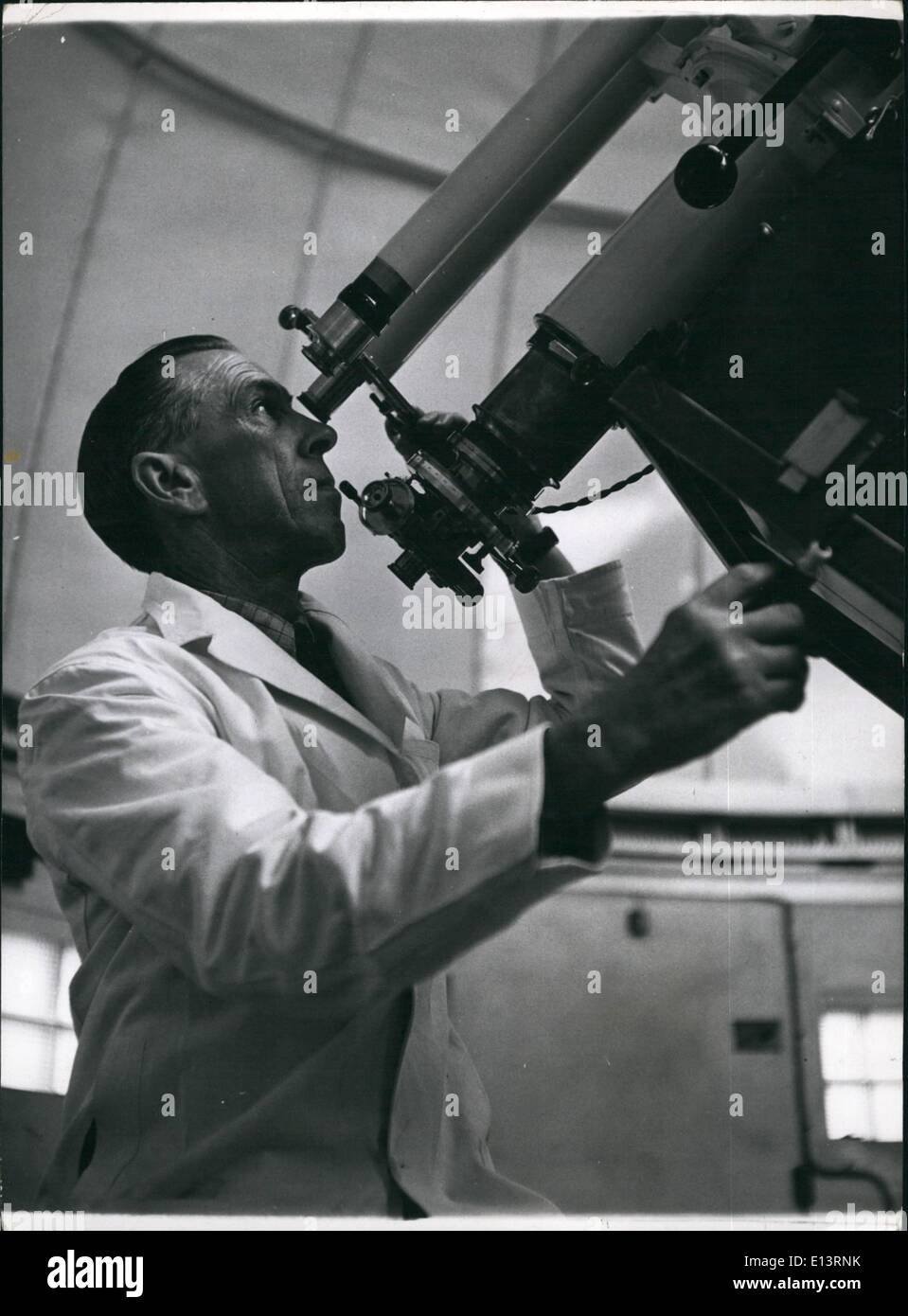 27. März 2012 - die Sonne fotografieren: Mr H.H.J. Barton, Senior experimentelle Offizier, der seit 30 Jahren mit dem Royal Observatory, machen eine Exposition von der Sonne auf die Photoheliograph an der Prefactory in der solaren Bauens befestigt. Stockfoto