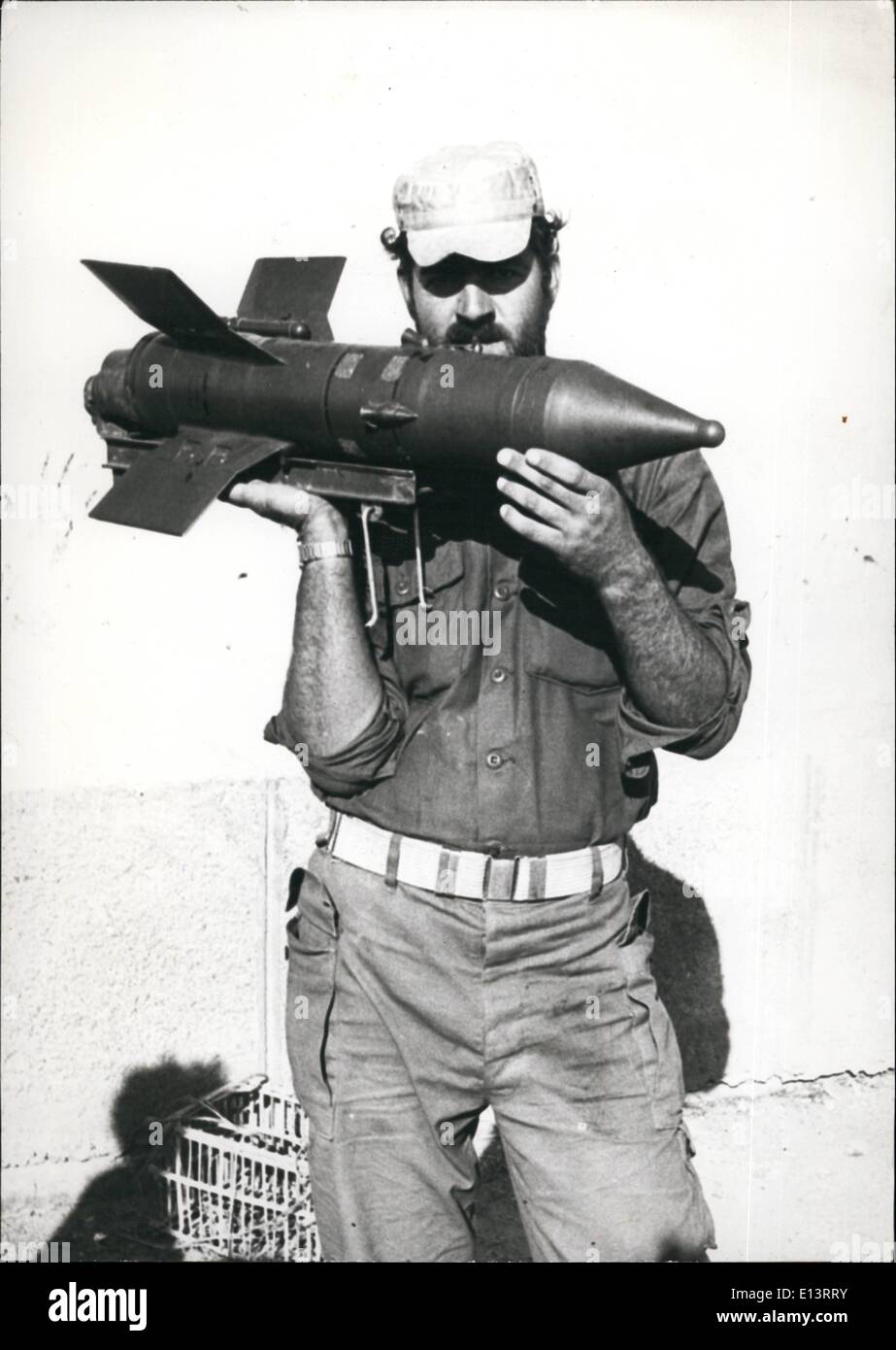 27. März 2012 - hält israelischer Soldat sowjetischer '' Brenngutträger '' Anti-Panzer-Raketen gegen israelische Truppen im Oktober Krieg verwendet. Diese Raketen wurden in großen Mengen gefangen genommen und in der israelischen Armee aufgenommen. Stockfoto