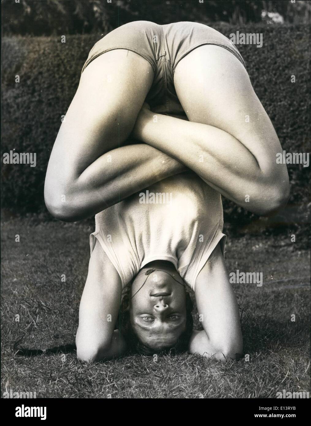 27. März 2012 - haben Sie auch eine Institution wie die Dona. "Es ist schwierig," sagte Dona Holleman, '' für die westliche Mentalität, Yoga zu akzeptieren." Und Bilder von Dona zeigt es im Bad helfen, um die Schwierigkeit zu unterstreichen. Aber für diejenigen, die gehen sollen, Dona ist hier zu lehren. Bad Technical College ist einen Wochenend-Kurs organisiert. Dona ist Holländisch - sie wurde geboren in Java - traf einen Guru in der Schweiz, ging nach Indien, unterrichtet Sie Yoga in den Niederlanden und ist in England, es hier zu lehren. Seit sechs Jahren lernt sie Yoga. '' Ich vier Stunden verbringen einen Tag üben,'', sagte sie. Yoga ist ihre religion Stockfoto