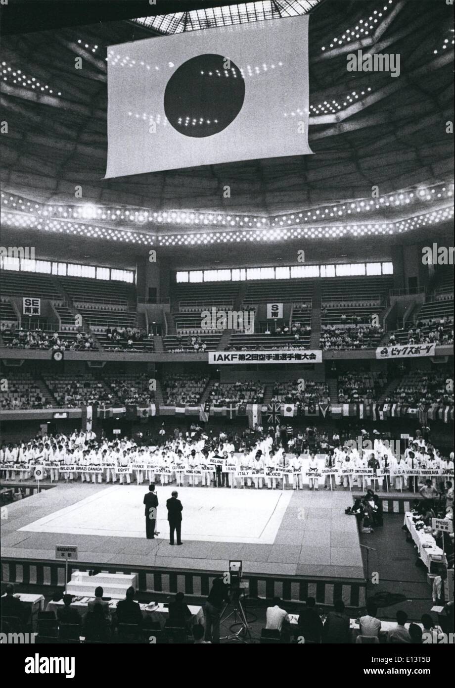 27. März 2012 - International Amateur Karate Federation zweite Welt Meisterschaft der zweiten Welt Meisterschaft fand vor kurzem in Tokios Budokan (Juli 2. 1977) mit Beteiligung aus 18 Ländern. Nach einer sehr lebhaften Wettbewerb trugen die Japaner aus den ersten Platz mit Westdeutschland schließen hinter und Großbritannien Dritter. Foto 5 die Öffnung Zeremonie. Stockfoto