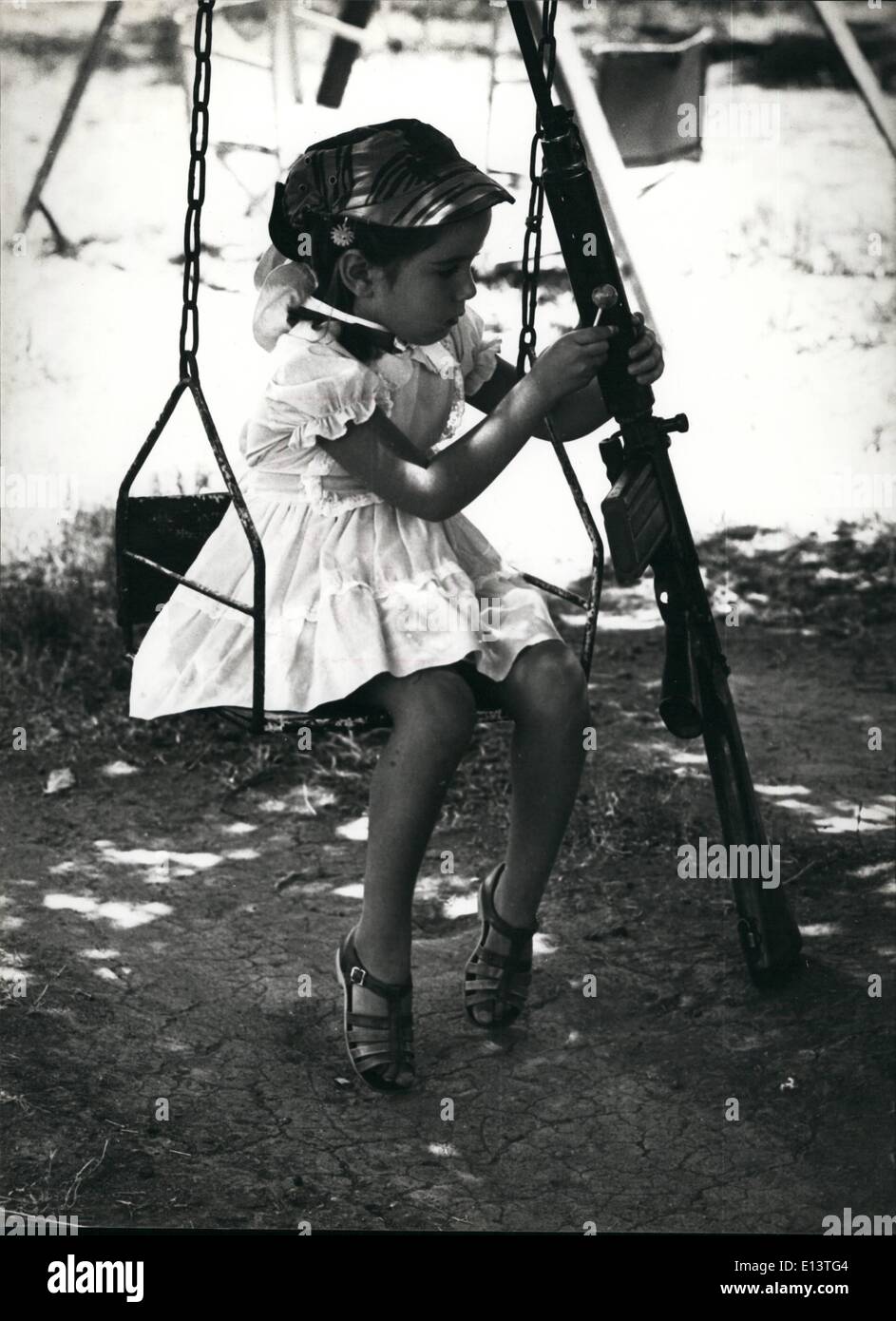 27. März 2012 - fiel mir der lockere Umgang mit Feuerwaffen. Hier wie wir warteten gab der Konvoi aus Bulewayo Beit Bridge ein Soldat seine FN Riffle & GAP zu dem kleinen Mädchen um sie zu unterhalten. Stockfoto