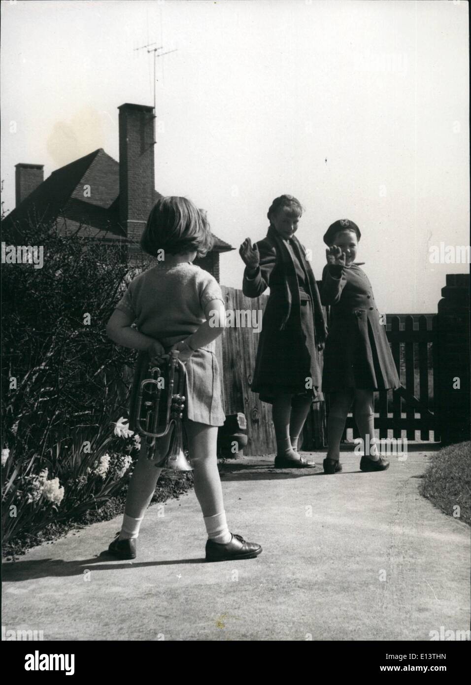 27. März 2012 - sieht Helen ihre beiden großen Schwestern ab in die Schule, halten ihre Trompete hinter ihrem Rücken. Sobald sie gegangen ist, fängt sie an, sich amüsieren, indem Sie es spielen. Stockfoto